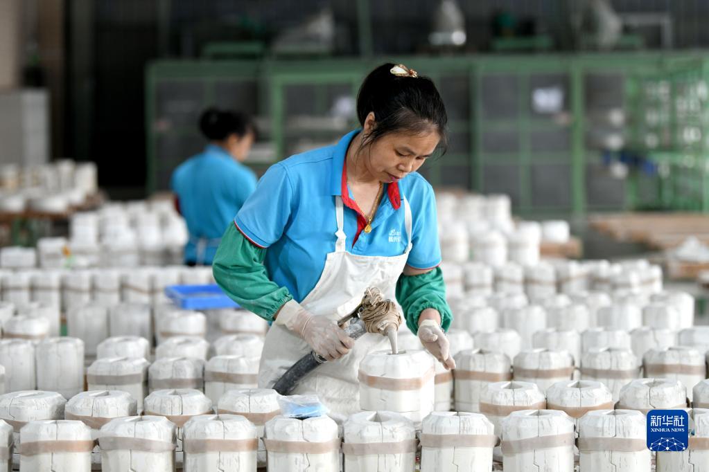 福建德化:陶瓷企業生產忙