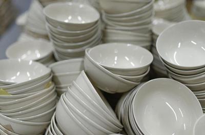 路邊攤買陶瓷餐具,貪便宜沒好貨,當心害了身體健康!